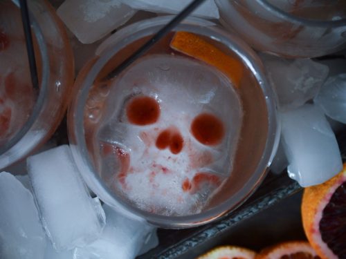 This 3D Skull Ice Cube Tray Is Ideal For Halloween-Themed Drinks